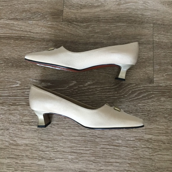 Stuart Weitzman Gold Kitten/Low Block Heel 5.5 - Picture 4 of 7